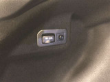 デッキサイド左側には、アクセサリーコンセント(AC100V・1500W)が設置されています。非常時給電システム付き!機能の詳細は展示店舗までお尋ねください。