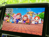 テレビ映像を表示できる画面を備え、車内で過ごす時間の楽しみが広がります。停車時に番組や映像を視聴できるため、休憩中などに活用しやすい装備です。音源メニューから切り替えも行えます。