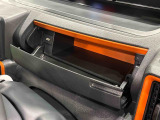 小物が収納できる運転席側インパネアンダーボックス。 ボックス内にはUSBソケットが一口。