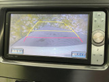 後方の様子を画面で確認でき、ガイド線を目安に駐車時の位置や進路を把握しやすくなります。周囲を目視で確認しながら活用でき、駐車操作をサポートする便利な装備です。
