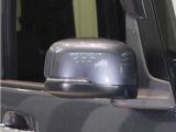 ◆ドアミラーウインカー◆ドアミラーにウインカーを装備しています。対向車に自身の進行方向を合図し安全に運転できます。