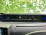 速度やシフト位置などの情報が視線を向けやすい位置にまとまり、運転中も必要な表示を確認しやすい配置です。走行状況を把握しやすく、日々の運転をサポートします。
