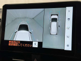 【パノラミックビューモニター】クルマの前後左右に搭載したカメラから取り込んだ画像を合成し、車両を上から見たような画像をディスプレイに表示します。