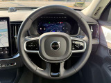 ステアリングホイールにはヒーター機能も付いており寒い日でも運転に集中していただけます。また左右のスイッチではアダプティブクルーズコントロールやナビゲーションコントロール、音声認識がお使いいただけます。