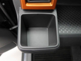 カップホルダーは運転席や助手席からちょうど手の届く位置です!!