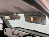 【サンバイザー】車内で身だしなみを整えるためのバニティミラーがセット。お化粧直しや髪型のチェックに活用できます。
