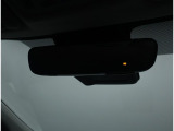 自動防眩インナーミラー(ドライブレコーダー付)後続車のライトの眩しさを緩和するインナーミラーに、録画機能を搭載。