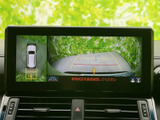 車両周囲の映像と上から見た表示を同時に確認でき、駐車時の周囲確認に便利です。ガイド線も表示され、画面を見ながら車庫入れや切り返しをサポートします。