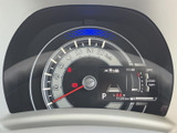 速度やシフト位置、燃料残量など、運転時に確認したい情報がひと目で把握しやすく配置されています。表示がまとまっているため、必要な情報を確認しながら落ち着いて運転に集中できます。