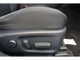運転席にはパワーシートが付いております。パワーシートは指先1つで操作出来るためチカラの弱い女性の方でもシートに座ったまま操作出来ます♪