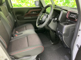 前席は運転席と助手席が並び、シートの縁取りが落ち着いた室内に彩りを添えます。足元にも余裕があり、乗り降りの際や乗車中もゆったり過ごせる空間です。