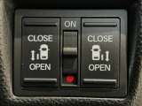 【両側パワースライドドア】両側がパワースライドドアになっており、運転席のスイッチやスマートキーでも開閉が可能です!開口部も広いので乗り降りも楽々♪