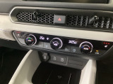 【左右独立オートエアコン】左右席で独立温度コントロールが可能です。運転席はキンキンに冷やして助手席はマイルドにと言った設定が可能です☆暑さ寒さでケンカすることもなくなりますね♪