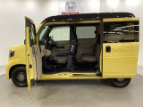 床は低く、天井は高く、すみずみまで使える四角い荷室の大空間です。運転席以外の空間すべてに荷物が積める!。助手席側センターピラーレス (ドアインピラー構造)です。