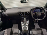 【運転席】運転席はドライバーをしっかり包み込むように設計されており、長時間のドライブも問題御座いません。また大きな傷や、汚れなどなく綺麗な状態で入庫しています。