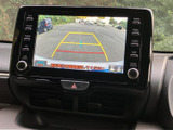 後方の映像に加えてガイド線も画面に表示され、駐車時の後方確認をサポートします。周囲の状況にも目を配りながら、車庫入れや縦列駐車にお役立てください。