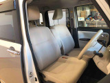 運転席の座面高さを調整できるシートリフターが付いています。フロントシートはベンチシートを採用で、座面も広く使い勝手もいいですよ♪