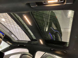 パノラミックルーフで明るい車内と開放感あるドライブをお楽しみいただけます。