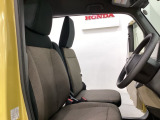 広い足元に肘掛けもついたゆったり座れるシートです。運転席と助手席の間が空いているため、助手席側への移動がスムーズです。交通量の多い道でも、助手席側から乗り降りができます。