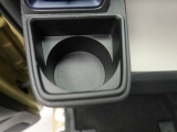 カップホルダーは運転席や助手席からちょうど手の届く位置です!!
