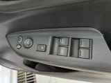 パワーウィンドウのスイッチですよ。運転席に居ながら窓を開け閉めのコントロールできます。