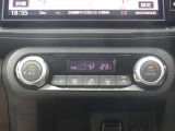 【オートエアコン】一度お好みの温度に設定すれば、車内の温度を検知し風量や温度を自動で調整。暑い&hellip;寒い&hellip;と何度もスイッチ操作をする必要はありません。快適な車内空間には必須の機能ですね♪