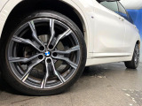 ●純正19インチアルミホイール:輸入車ならではの卓越した走りを支えるホイールと足回りです!日本車の走りに慣れている方にもぜひ体感して頂きたいほど、高いレベルでまとまっています!