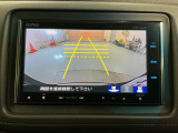 リバースギアに入れるだけで後方の表示へ切り替わります。夜間や雨の日の駐車も楽になりますよ。