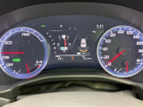 左右のメーターに加え、中央の画面にも車両情報が表示される構成です。速度や燃料の確認に加えて、必要な情報を運転席からまとめて把握しやすくなっています。