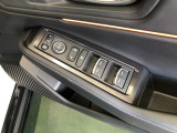 【窓操作部分】運転席のスイッチでは、すべてのウィンドーの開閉操作を行うことができます。