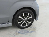 装着タイヤサイズは、155/65R14です。純正アルミホイールを装着しております。
