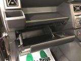 助手席側グローブボックスです。説明書類の収納などいろいろ収納できて便利ですね!