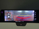 【360&deg;ビュー・モニター】前後左右4つのカメラ映像をさまざまな走行状況に応じて切り替えてセンターディスプレイに表示することで、駐車時や狭い道でのすれ違い時、見通しの悪い交差点進入時でも安心感を高めます。