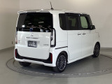 スライドドアは通常のドアに比べて、車のボディーに対し平行に開閉し、開けてもスペースを取りません。出入り口が大きいドアはお子様のいるご家庭はもちろん、混んだ駐車場でも大活躍です!