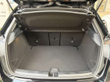 ゆったりとしたトランクルームでございます。たくさんのお荷物の車載が可能でございます。