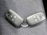 【スマートキー】スマートキーを2本ご用意。カバンやポケットに入れたままでも、ドアの解錠・施錠、エンジンの始動が可能です。