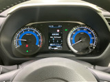 メーター内には、様々な車両情報が表示され、運転状況を把握しやすい設計です。視認性に優れ、安全運転をサポートします。