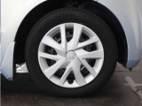 ◆純正ホイール装着車◆シンプルなデザインのホイールキャップ付きです。