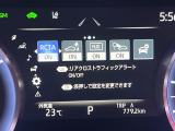 【カラーヘッドアップディスプレイ】現在の速度や走行情報をデジタル表示で運転席前方のガラスに投影!カラー付きで視認性も高く、運転中目線をずらさず必要な情報を確認できるのでとっても便利で安心!