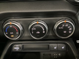 空調スイッチ類は最近流行のタッチパネル式ではなく、運転中でも直感的に操作できるダイヤル式を採用しております。