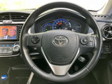 ステアリングには複数のスイッチが備わり、運転姿勢を保ちながら手元で機能を選べます。メーターや前方に目を向けやすい位置にまとまり、日々の運転をサポートします。