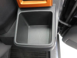 カップホルダーは運転席や助手席からちょうど手の届く位置です!!