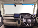 運転席は、大きな座面と包み込むような背もたれがドライバーの身体全体をしっかり支えます。上質なシート素材と座り心地のよいクッションを採用し、長時間の運転やコーナーの多い道も快適です