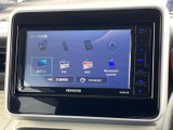 地上デジタル放送を選べる画面を備え、停車中にテレビ番組を視聴したい場面で活用できます。FMやBluetooth AUDIOなどの項目も表示され、用途に応じた音源選びにも便利です。