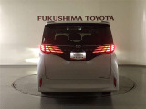 堂々とした見た目でありながら、一般的な機械式駐車場(全長5,000mm&times;全幅1,850以下)に収まるボディサイズ!シームレスな光を放つLEDリヤコンビネーションランプが印象的な後ろ姿です!