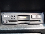 ■【ETC車載器】が装備されています。セットアップをしてお渡しとなり、ETCカードを差し込むだけで高速道路の利用が可能です。