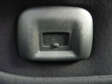 後部座席の方にもご利用いただけるようにUSB充電ポートを助手席後方に装備