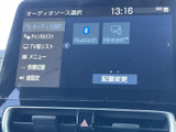 音楽や映像の接続方法を画面から選べ、BluetoothやMiracastなどの選択肢が表示されています。普段お使いの機器に合わせて音源を選びやすく、車内での時間を楽しめます。