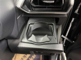 運転席と助手席には、格納式のドリンクホルダーが装備されています。