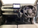 車内は光触媒抗菌消臭施工済です。インパネ周りはスタイリッシュなデザインで機能や装備も充実しています。グローブボックスやカップホルダーのほかにトレーなどたくさんの収納スペースが付いています。